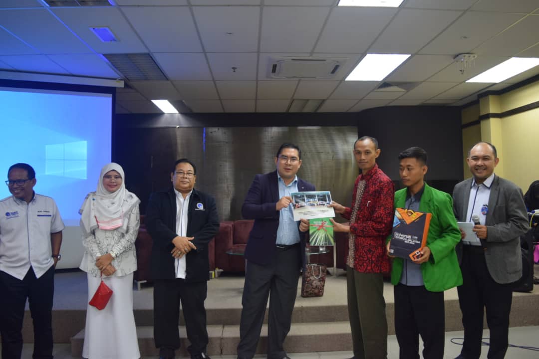 Serah Terima Cinderamata di UTeM Malaka Malaysia